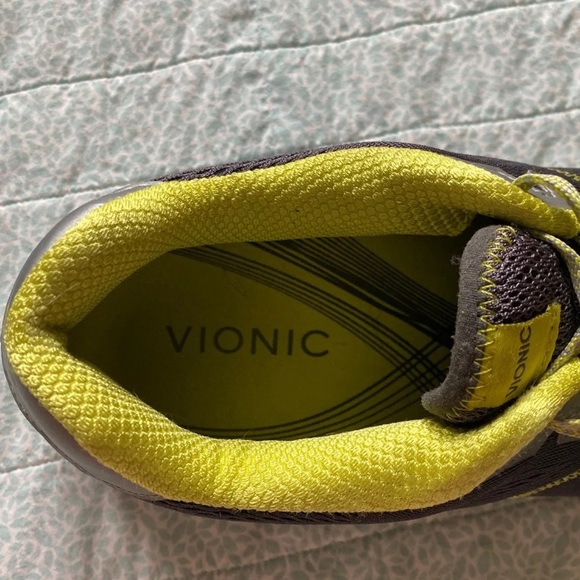 Vionic grey and green running shoes - Picture 4 of 8